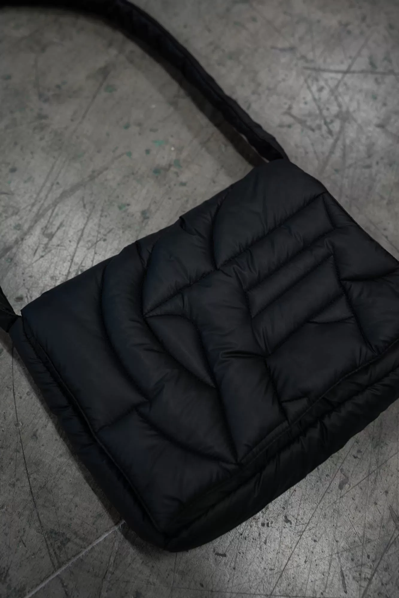 BLACK PUFFER BAG