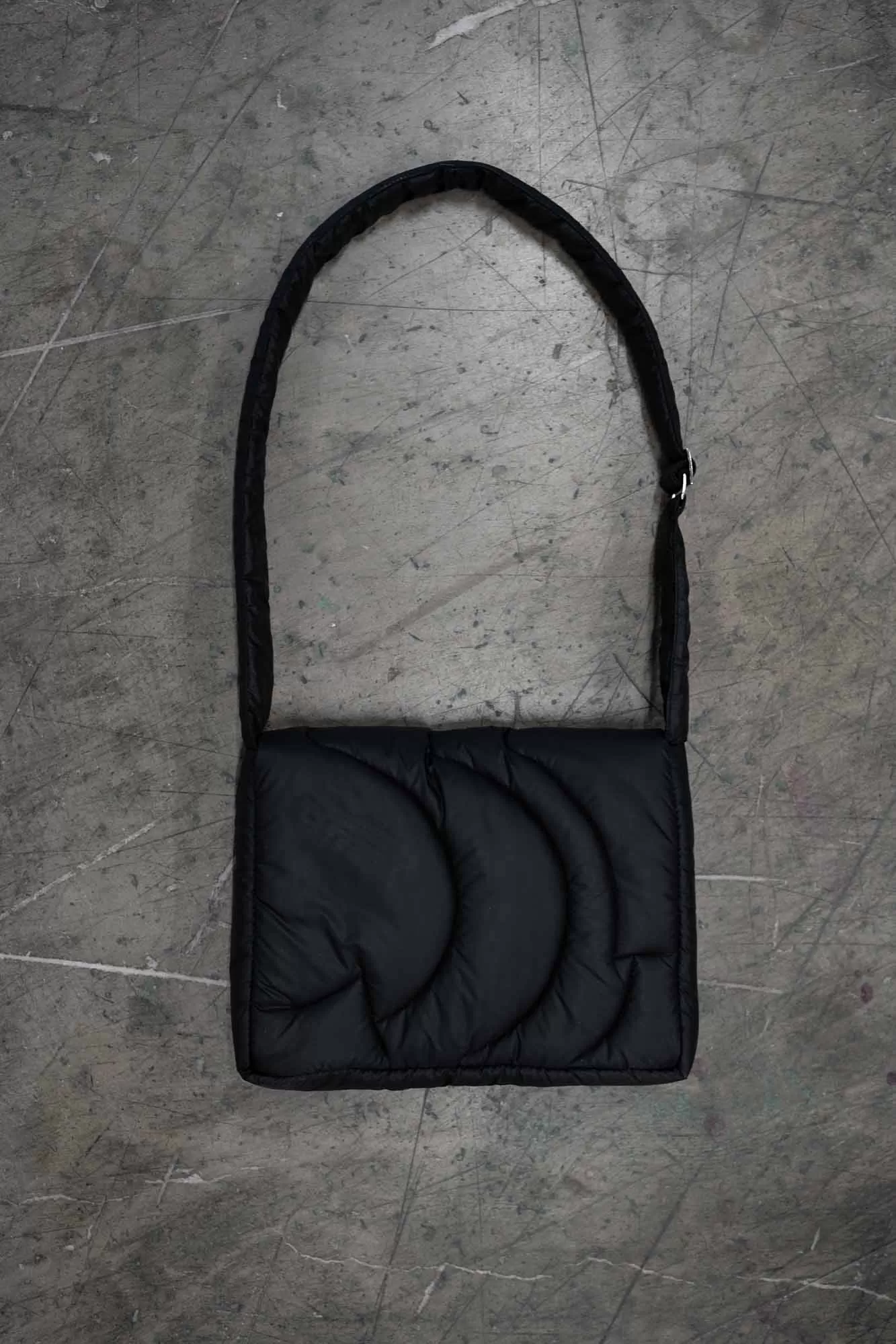 BLACK PUFFER BAG