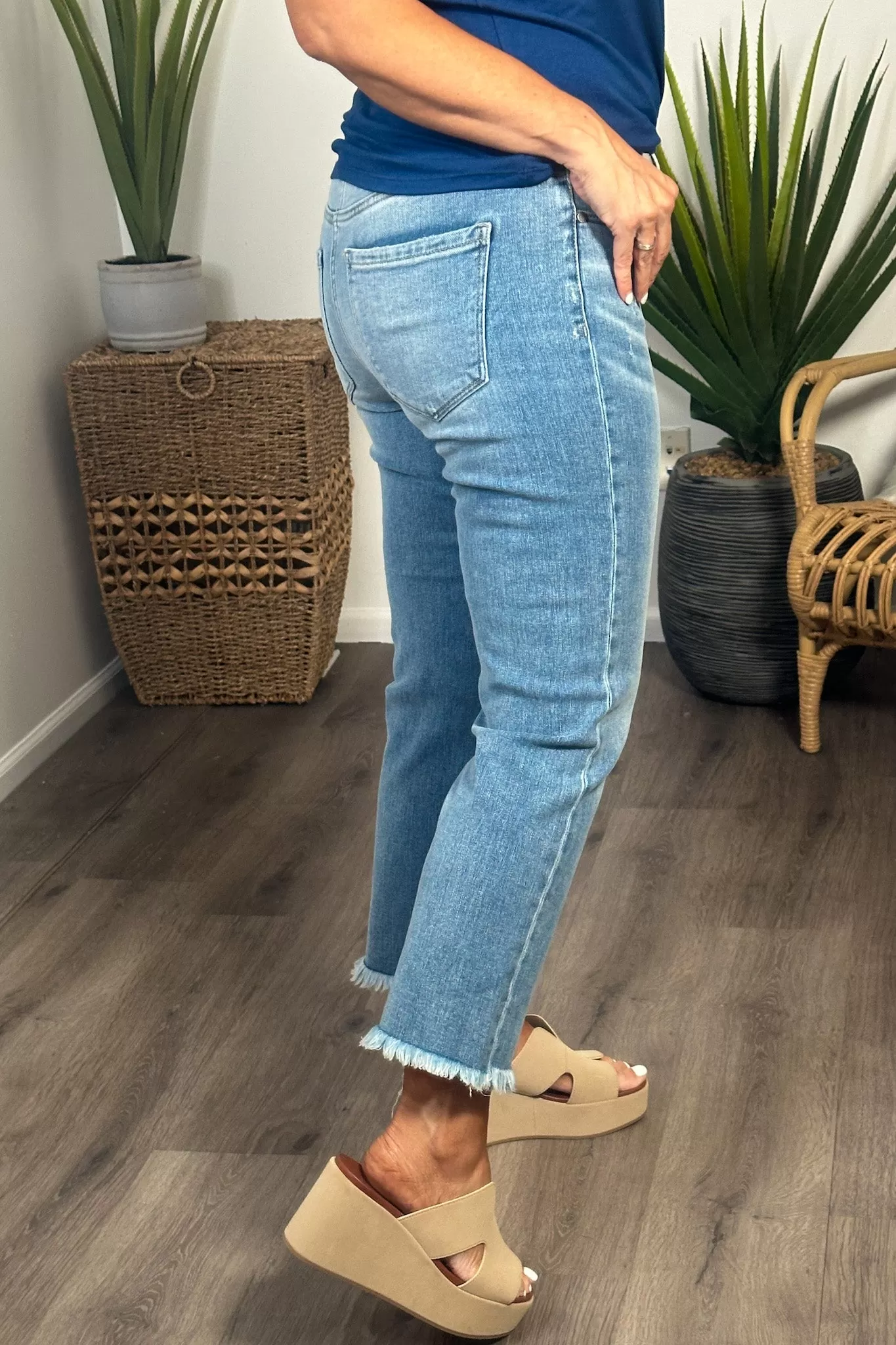 Liverpool Viola Kennedy Crop Straight Jeans : Ashmore